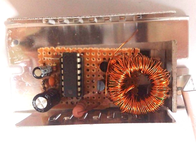Монтаж инвертора выполнен в корпусе от электронного трансформатора