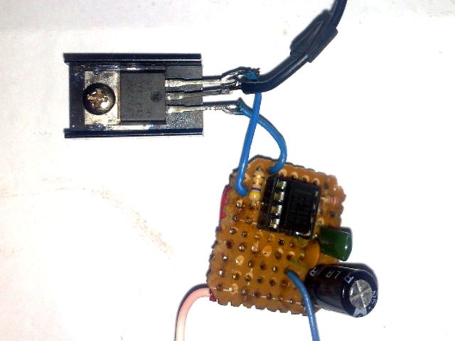 Транзистор IRF540 установлен на небольшой теплоотвод