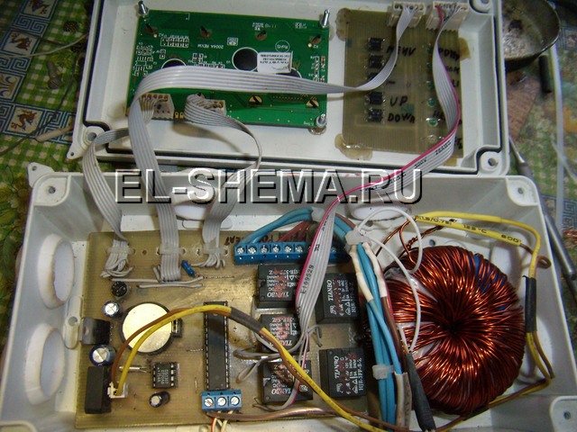 Микроконтроллер терморегулятора работает с пятью датчиками типа DS18B20