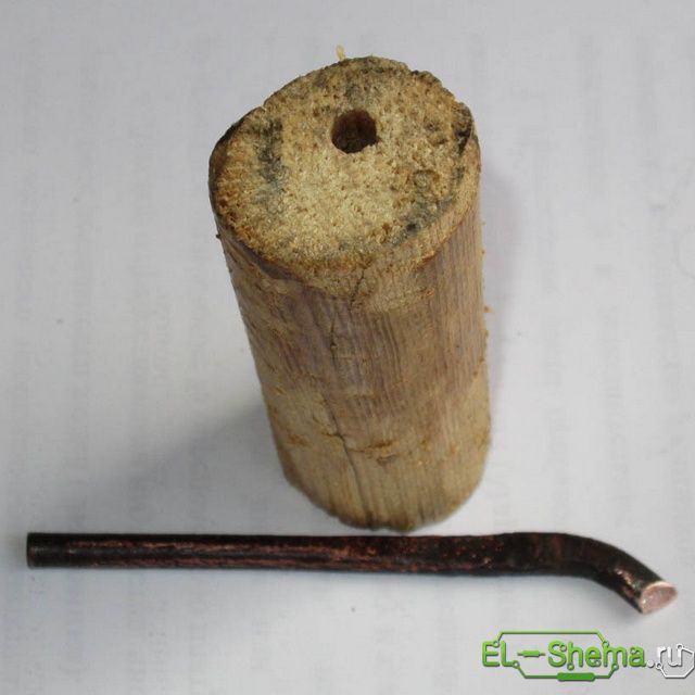 отрезок медной проволоки и деревянная ручка